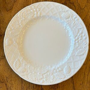 Mikasa English Countryside salad/ dessert / luncheon plate 8.25 in white DP900
